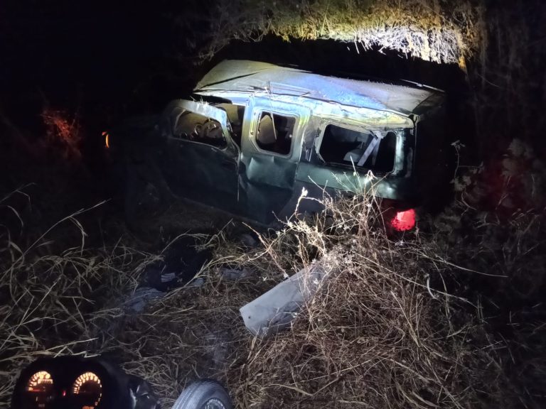Pareja resulta herida tras volcar su camioneta en Tierra Caliente