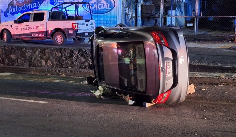 Joven pierde la vida al volcar su auto en la Calzada Benito Juárez en Uruapan