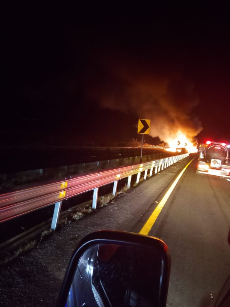 Arde tráiler tras volcar en la autopista México-Guadalajara