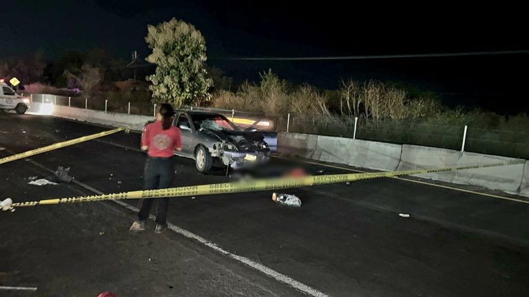Adulto mayor muere al ser embestido por un auto en la carretera Apatzingán – Cuatro Caminos
