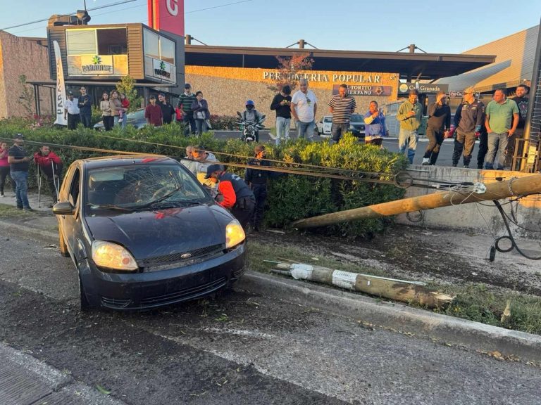 Automovilista choca contra poste y lo derriba, afuera de Plaza Andador Morelia
