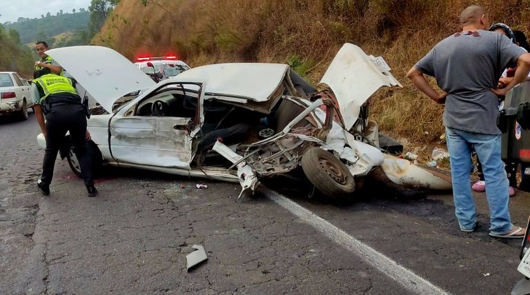 Camioneta choca contra auto y vuelca en la autopista Uruapan-Pátzcuaro, hay 2 lesionados