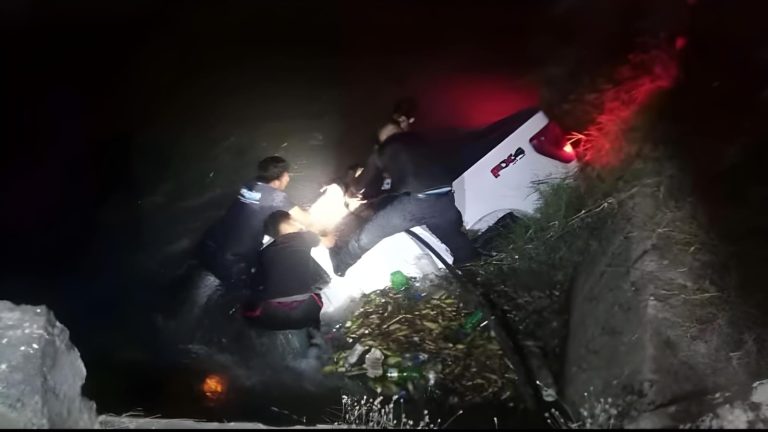 Camioneta cae a canal de riego en Múgica, su conductor muere en un hospital en el que era atendido