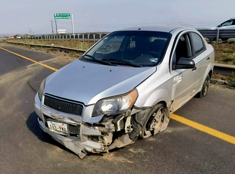 Auto esquiva una caja y choca contra barrera de contención, en la autopista Siglo XXI