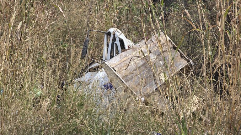 Tragedia en la Jacona – Los Reyes, camión recolector de basura se desbarranca; hay dos muertos
