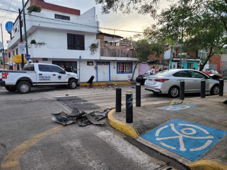 Se registra choque entre camioneta de la FGE y auto en la Félix Ireta de Morelia