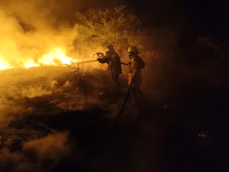 Se incendia predio con basura y llantas en Apatzingán; hay dos bomberos intoxicados levemente