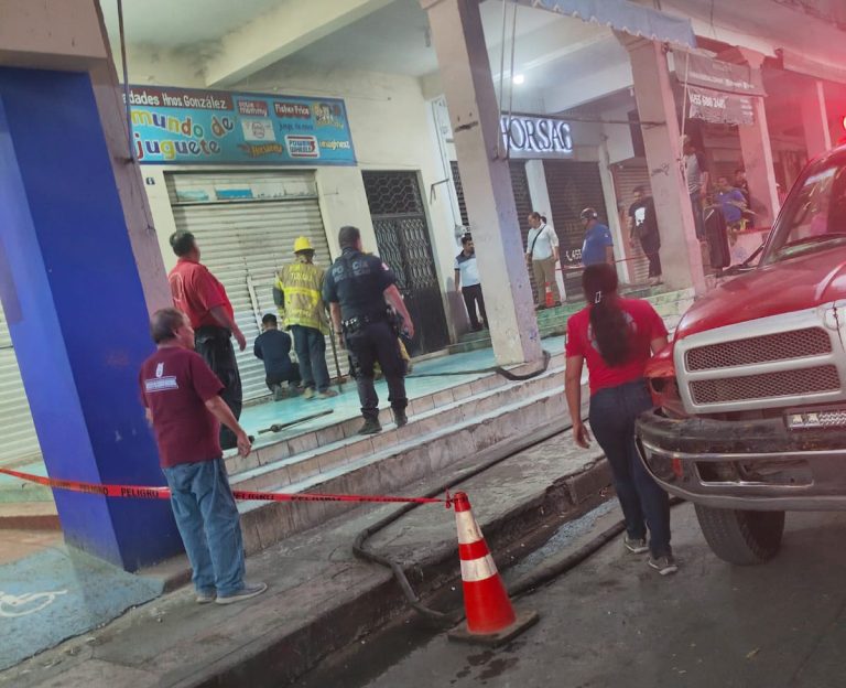 Se incendia juguetería “Mundo de Juguete”, en el Centro de Apatzingán