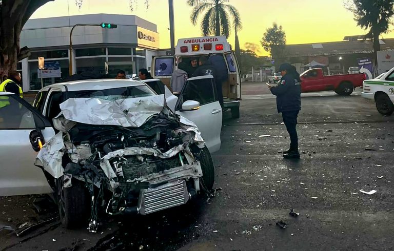 Dos heridos tras brutal choque vehicular en el Paseo Lázaro Cárdenas
