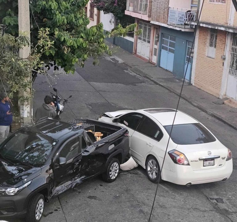 Camioneta y auto protagonizan choque en la colonia Industrial de Morelia