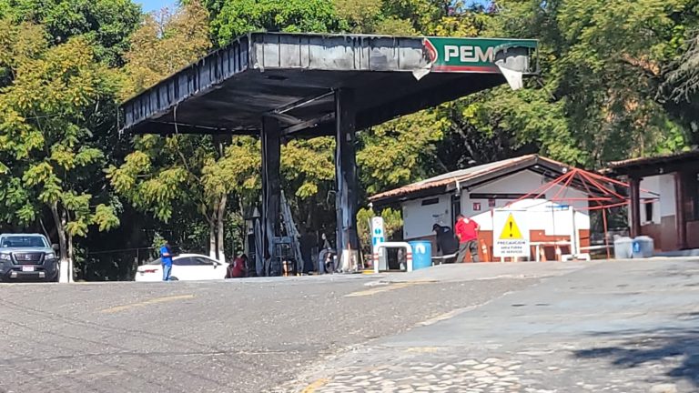 Delincuentes balean y queman gasolinera en Cuitzeo