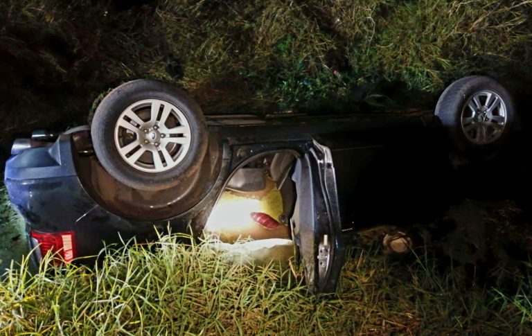 Dos sexagenarios muertos, tras volcadura de camioneta que terminó en un canal de riego