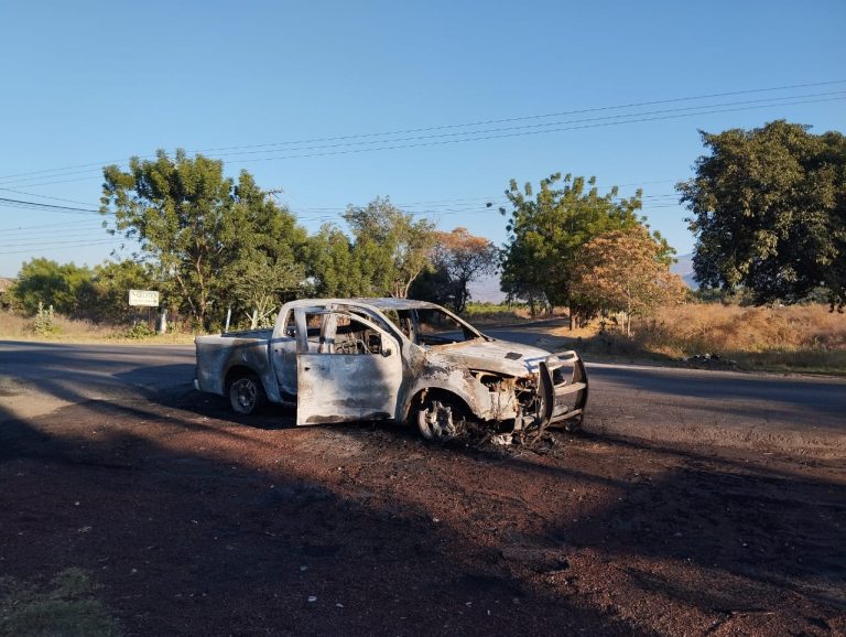 Camioneta arde en llamas a un costado de la carretera Apatzingán – El Recreo