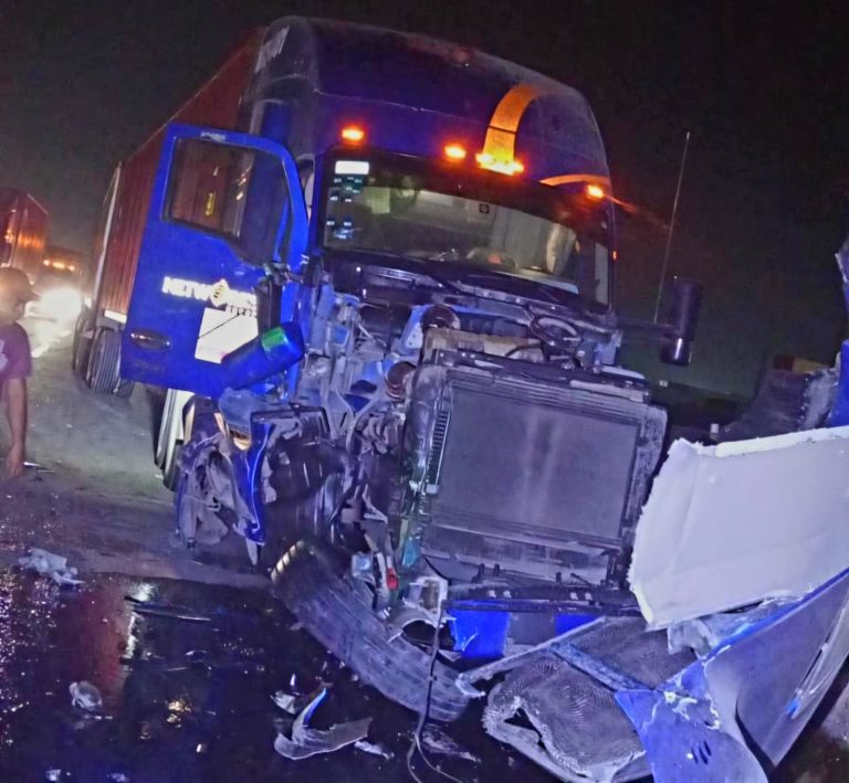Se registra choque lateral entre dos tráileres en la autopista Siglo XXI