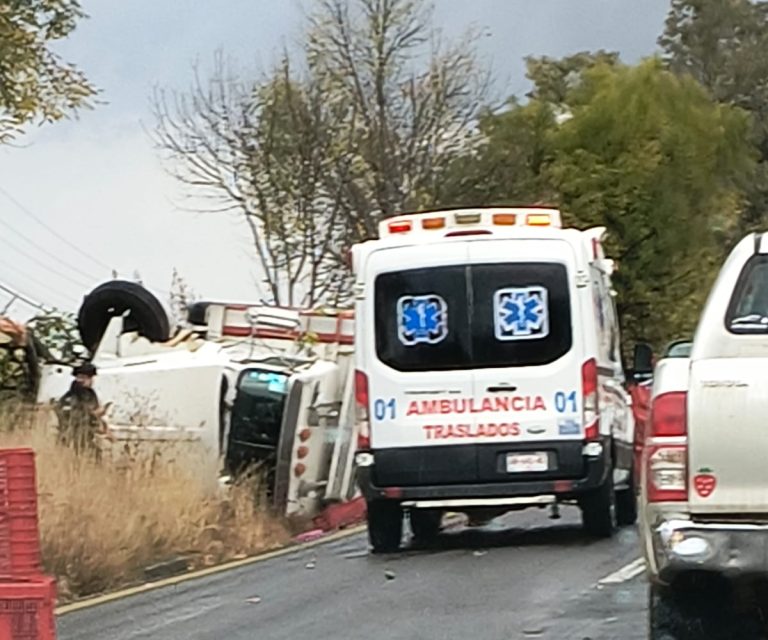 Vuelca camión aguacatero en la Morelia-Pátzcuaro