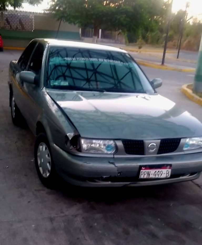 Dos jóvenes heridos leves tras choque de moto y auto, en Apatzingán