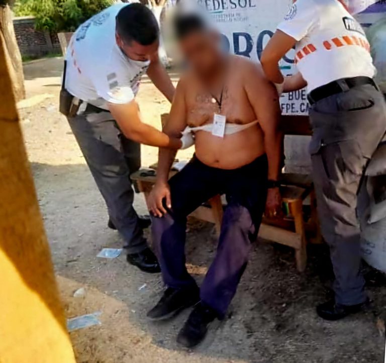 Elemento de seguridad privada es baleado a bordo de su auto, en Buenavista