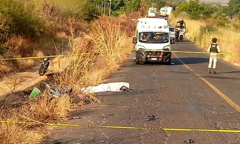 Motociclista fallece en accidente en la carretera Apatzingán-Buenavista