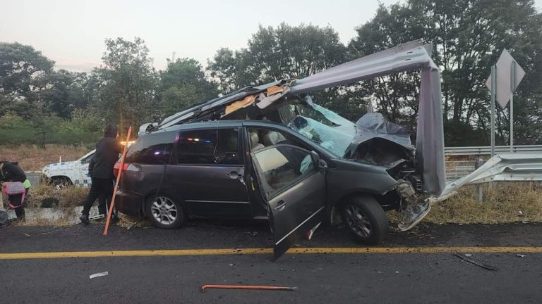 Se accidenta camioneta familiar en la Siglo XXI; preliminar una persona sin vida y 4 heridos