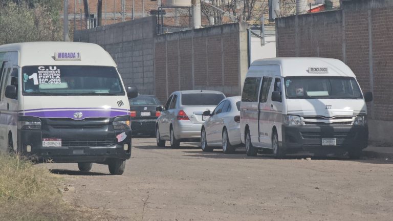 Hombre fallece mientras revisaba combi de la Ruta Morada en la base de la Ruta Gris, en Morelia