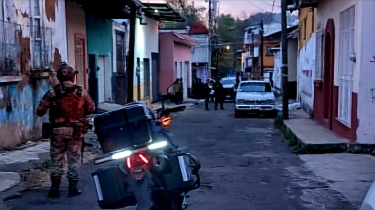 Hombre es asesinado a balazos en pleno Centro de Uruapan