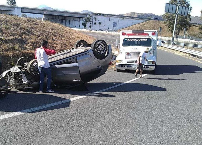 Vuelca automóvil en el entronque Morelia-Quiroga/Pátzcuaro-Cuitzeo