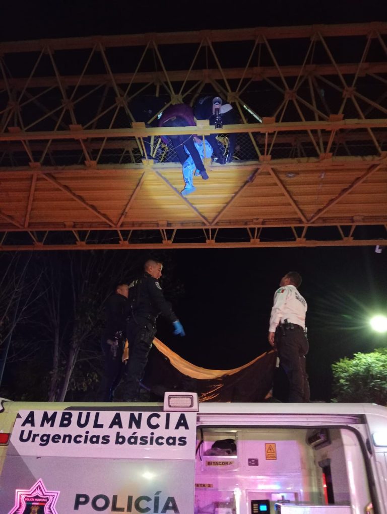 Policía Morelia evita suicidio de mujer en puente peatonal