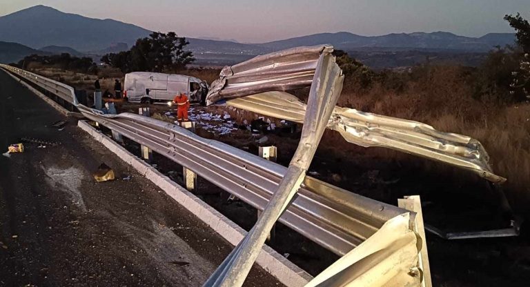 Se accidenta camioneta en la carretera Pátzcuaro-Cuitzeo y peatón es atropellado en la Morelia-Quiroga