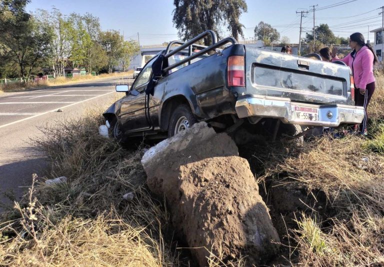 Se registra accidente de camioneta en la carretera Morelia-Pátzcuaro; hay dos heridos