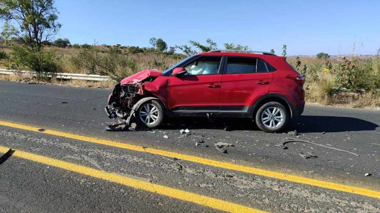 Se registra choque entre dos vehículos en el camino Morelia-Recinto Ferial; hay dos heridos