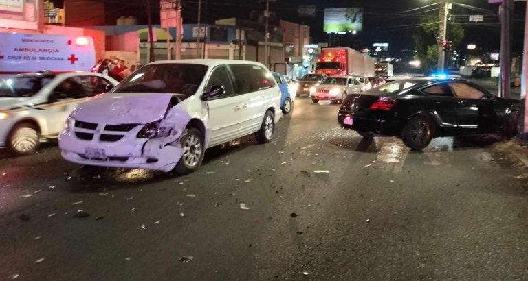 Se registra choque entre auto y camioneta en el libramiento de Morelia; hay una lesionada
