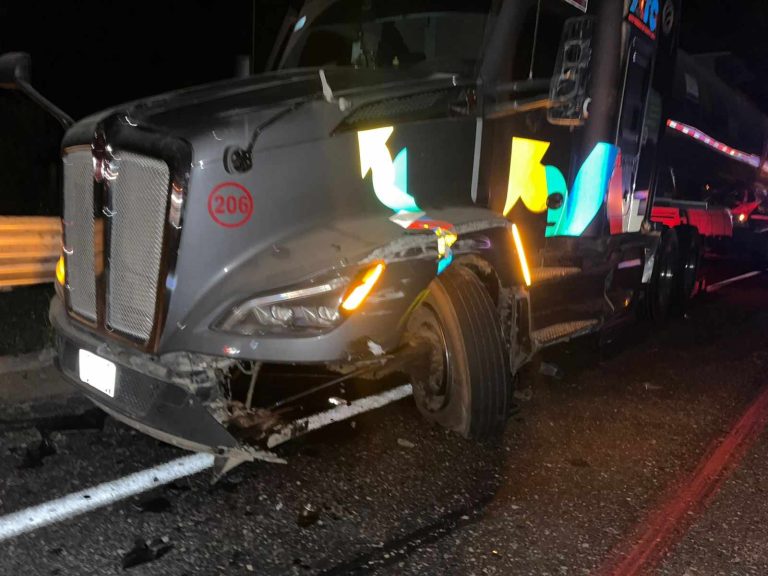 Se registra choque lateral entre dos camiones de carga en la autopista Siglo XXI