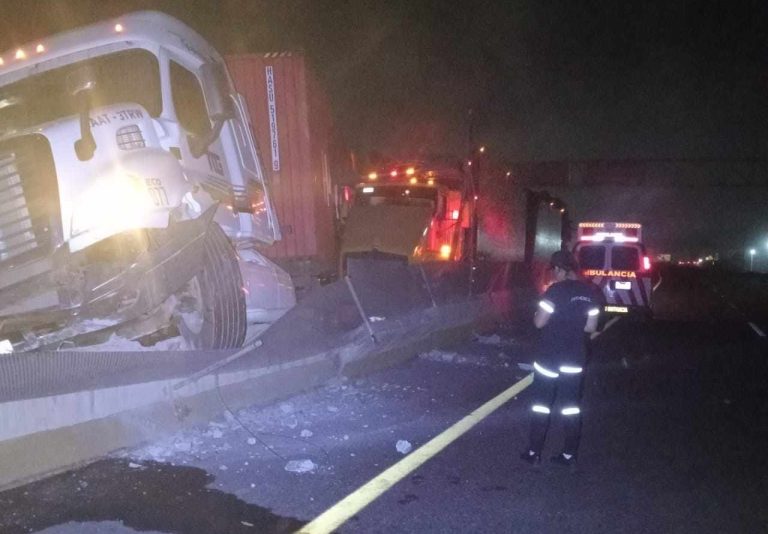 Se registra choque lateral entre dos tráileres en la autopista Siglo XXI