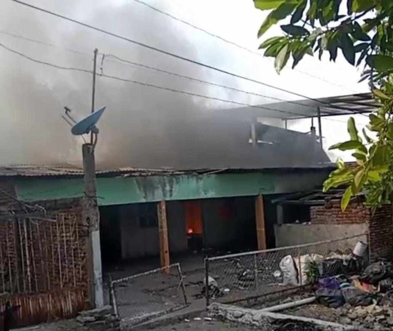 Sujeto incendia su domicilio en Apatzingán