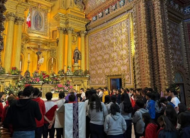 Peregrinos devotos acuden a saludar a la morenita, en vísperas de su 493 aniversario