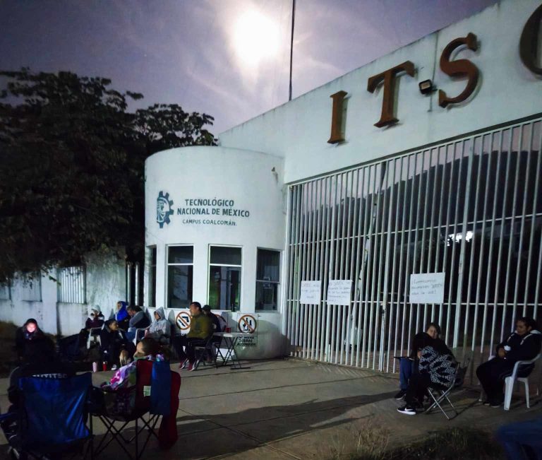 Trabajadores del Tecnológico de Coalcomán mantienen toma de instalaciones; exigen pagos