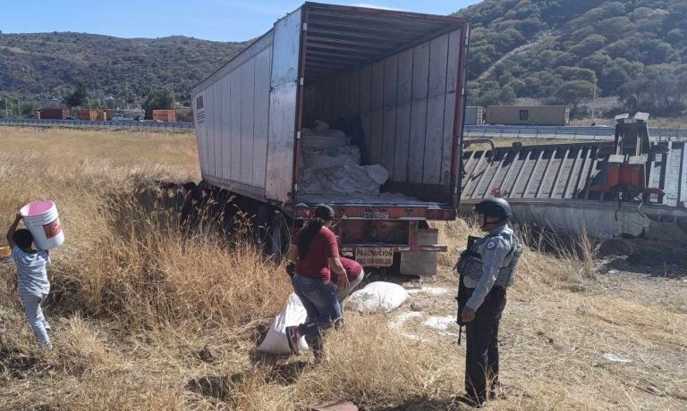 Tráiler vuelca en el municipio de Copándaro de Galeana; ocupante resulta herido