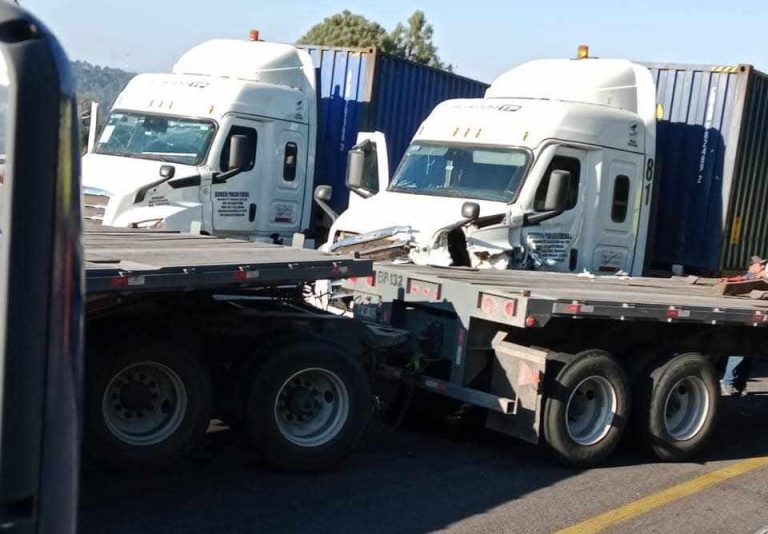Tráileres rebasando se impactan en la autopista Siglo XXI