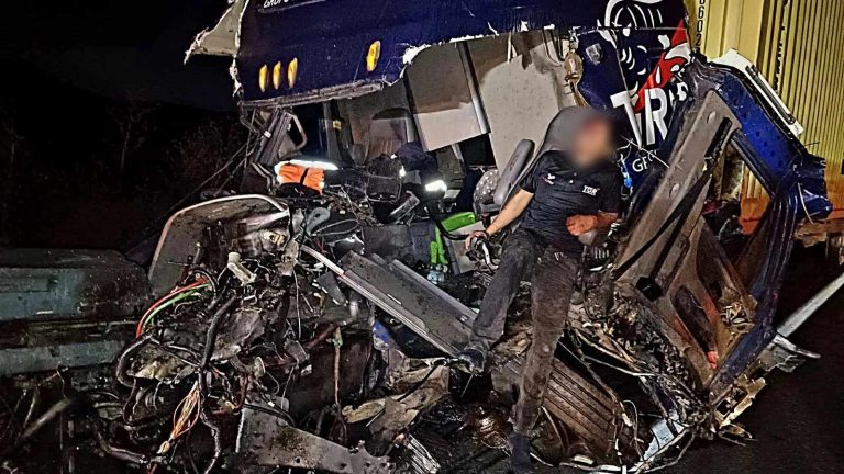 Trailero sobreviven tras aparatoso choque, en la carretera Pátzcuaro–Copándaro