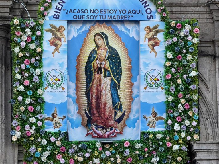 Feligreses acuden a saludar y venerar a la Virgen de Guadalupe en su día