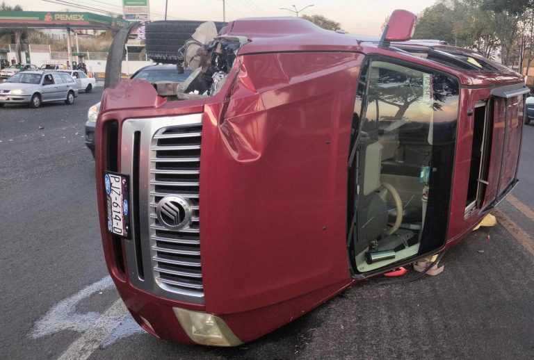 Vuelca camioneta sobre la avenida Madero Poniente de Morelia