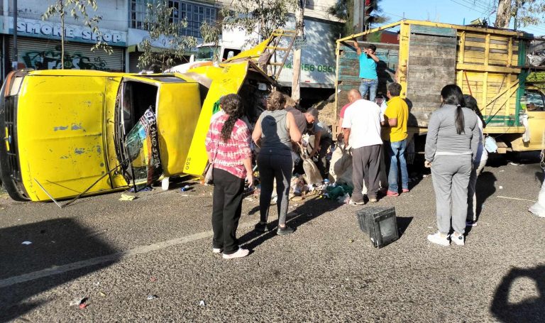 Vuelca camioneta recolectora de basura, en Morelia; hay dos heridos