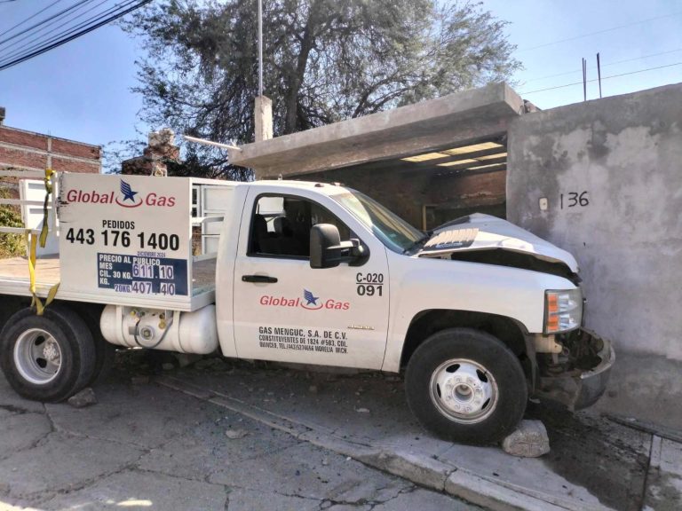 Camioneta gasera choca contra domicilio en la colonia 3 de Agosto, Morelia