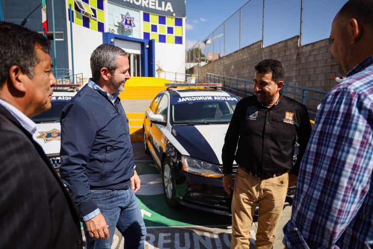 Entrega ayuntamiento de Morelia patrullas en comodato al municipio de Charo
