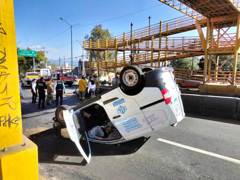 Se registra choque volcadura de auto en avenida Madero Poniente de Morelia; hay 1 herido