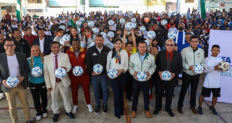 Entregan SEE y Federación Mexicana de Fútbol 2 mil balones a escuelas de Michoacán