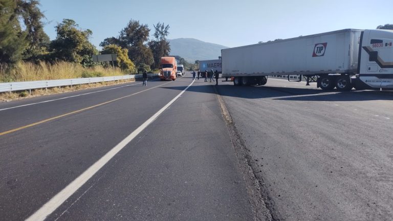 Tres días sin aparecer aguacateros de San Ángel Zurumucapio, se reactiva bloqueo en autopista