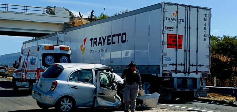 Hombre muere tras choque de auto contra remolque de tráiler en la México-Guadalajara