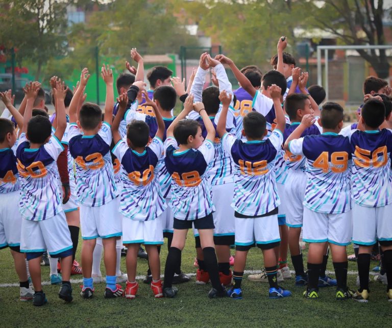Ayuntamiento de Morelia entrega uniformes a niñas y niños de «Estrellas del Mañana»