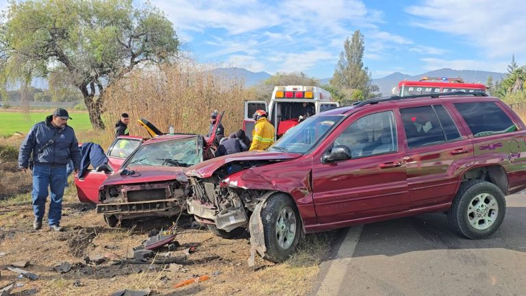 Al menos 5 lesionados, saldo de un brutal choque de frente en Tangancícuaro